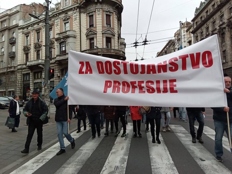 Prosvetari sa protesta u Beogradu zatražili status službenog lica