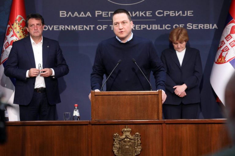 Svetske agencije javljaju da je ministar prosvete Srbije podneo ostavku posle masovnih ubistava